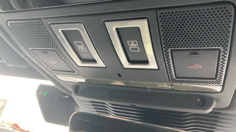 Land Rover Discovery 3.0 D300 Dynamic SE 5dr Auto Diesel Station Wagon